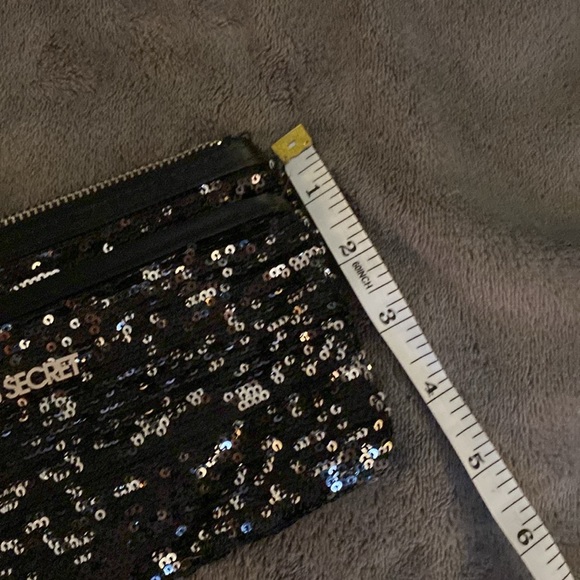 Victoria’s Secret zip bag - Picture 3 of 7